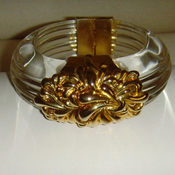 Inna Cytrine Paris Vintage Clear Lucite and Gold Tone Swirl Bangle Bracelet - Picture 1 of 13